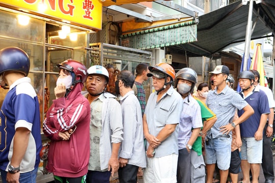 Người dân TP.HCM xếp hàng mua vịt quay ngày Tết Đoan Ngọ