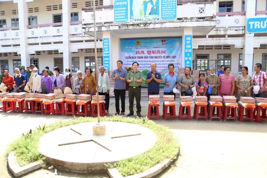 Khám bệnh, phát thuốc miễn phí và tặng quà cho người dân