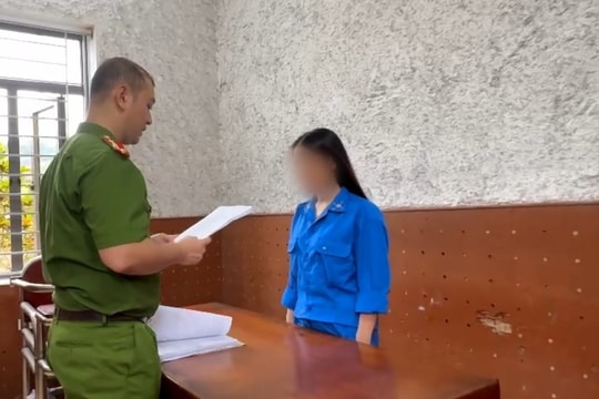 Buộc ngang bụng 4kg vàng rồi vận chuyển qua biên giới