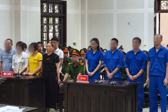 Xét xử 12 bị cáo về tội đánh bạc