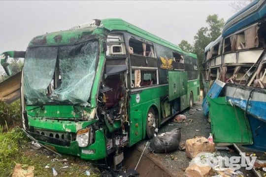 Hai xe khách đối đầu, tài xế nguy kịch