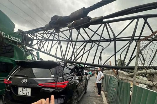 Cần cẩu công trình đè container, xe ô tô ở nút giao TP.HCM