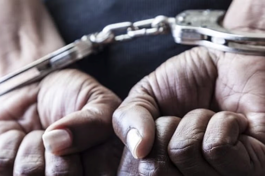 Tù nhân 20 tuổi vượt ngục khi chui vào túi đồ của bạn tù mãn hạn