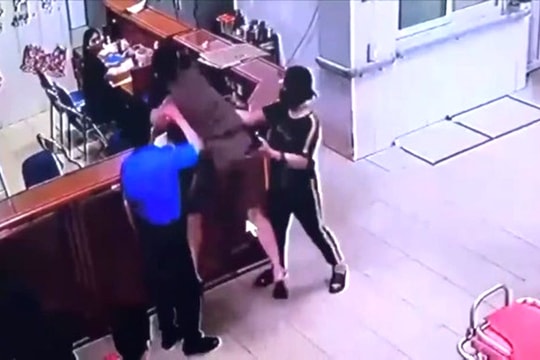 Nhân viên y tế bị hành hung ngay tại bệnh viện