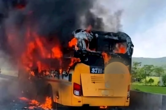 Xe khách cháy trơ khung trên cao tốc