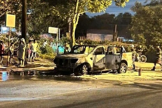 Hà Nội: Xe ô tô bốc cháy khi đang lưu thông trên đường Mai Chí Thọ