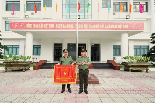 Phòng Tham mưu Công an tỉnh Bình Thuận đón nhận Cờ thi đua của Chính phủ