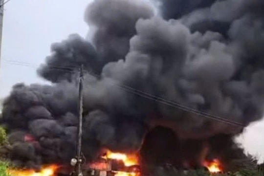 Xưởng sản xuất nhựa cháy lớn lúc rạng sáng