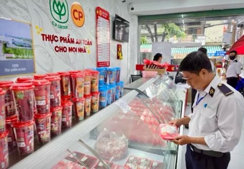 Cần Thơ: Tiến hành kiểm tra các cửa hàng bán thịt heo của Công ty C.P Việt Nam