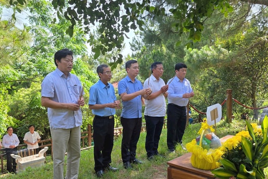 Cụm thi đua số VI - TAND dâng hương tưởng niệm Đại tướng Võ Nguyên Giáp
