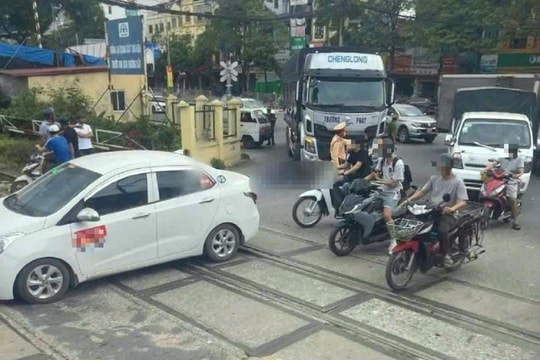 Va chạm giữa xe tải và xe máy, một nữ sinh tử vong