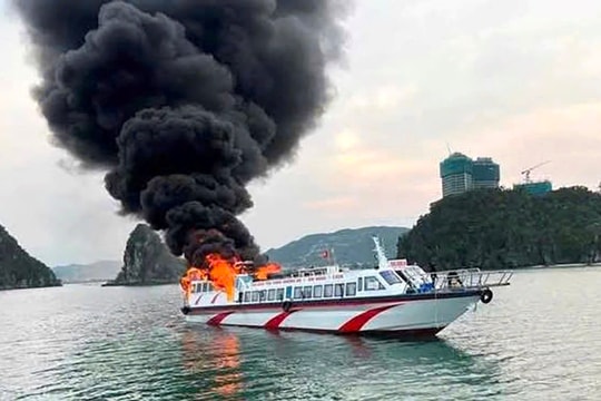 Tàu cao tốc bất ngờ bốc cháy dữ dội trên biển Vân Đồn