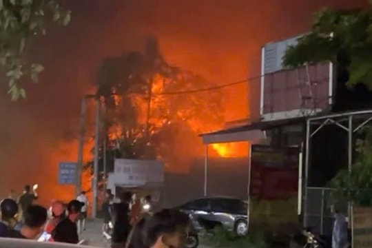 Nhà xưởng ở Hải Dương bốc cháy trong đêm