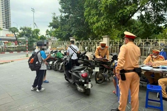 CSGT Hà Nội xử phạt nhiều trường hợp xe máy "leo" vỉa hè