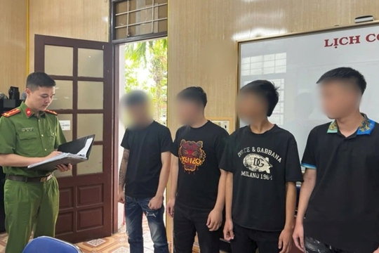 Nhóm thanh thiếu niên mang hung khí hỗn chiến trước cổng chợ