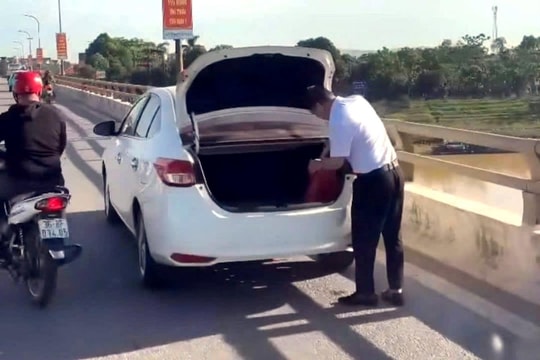 Xử phạt người đàn ông đỗ xe trên cầu, vứt đồ xuống sông