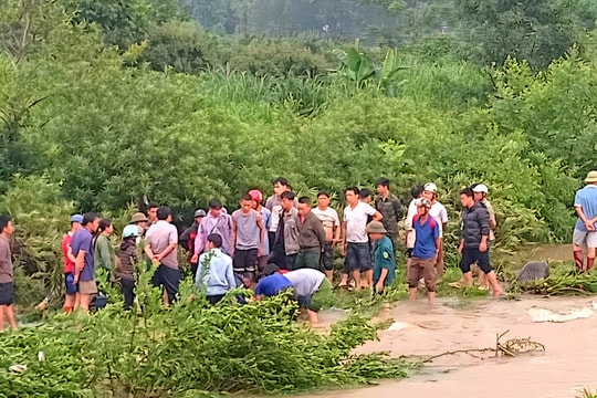 Đi qua ngầm tràn, hai người bị lũ cuốn trôi