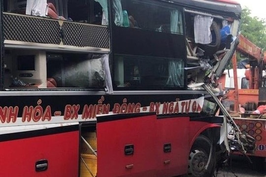 Va chạm giữa xe khách và xe tải, 5 người thương vong