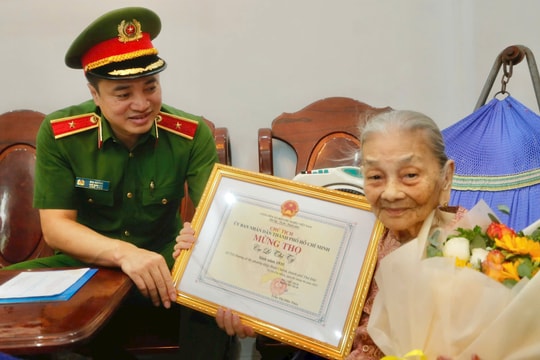 Lãnh đạo Công an TP.HCM thăm, chúc thọ người cao tuổi