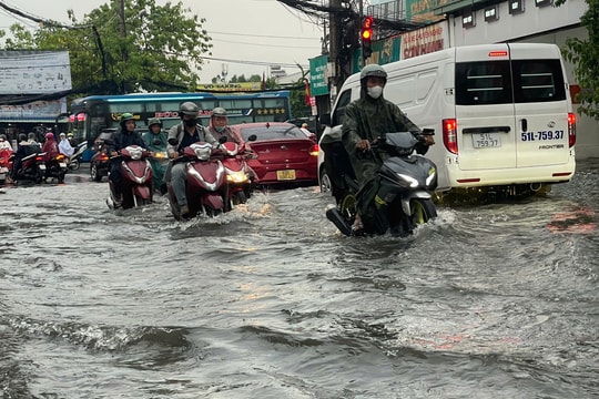 Nhiều tuyến đường ở TP.HCM thành sông sau mưa lớn