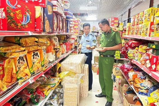 Liên tiếp phát hiện lượng lớn hàng không rõ nguồn gốc ở Hà Giang