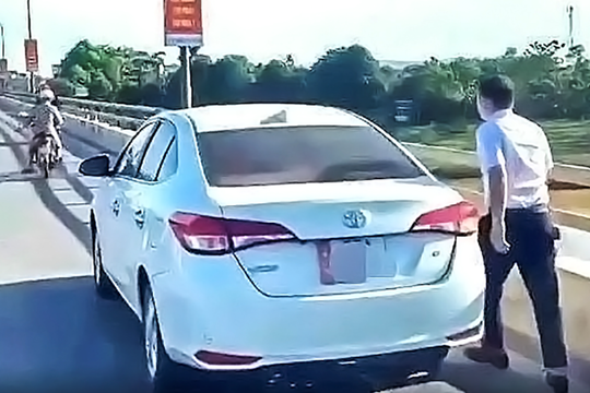 Dừng ô tô trên cầu, ném đồ xuống sông: Tài xế bị phạt 13,5 triệu đồng