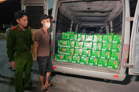 Phát hiện, bắt giữ 3 xe chở hàng nghìn chai bia, rượu ngoại, thuốc lá lậu