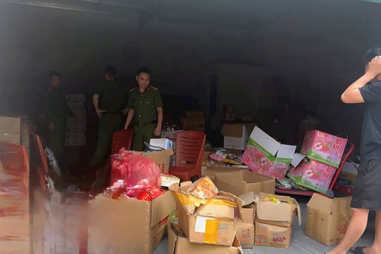 Thu giữ kho hàng bánh kẹo, chân gà không rõ nguồn gốc
