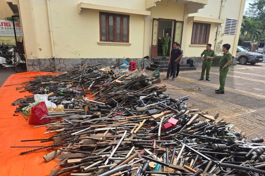 Gần 2.000 vũ khí và công cụ hỗ trợ do người dân giao nộp bị tiêu hủy