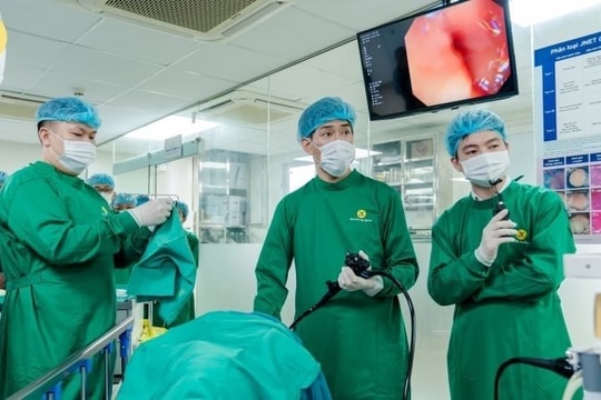 Đi khám sức khỏe phát hiện tổn thương tiền ung thư, bệnh nhân được điều trị triệt căn bằng kỹ thuật hiện đại nhất thế giới