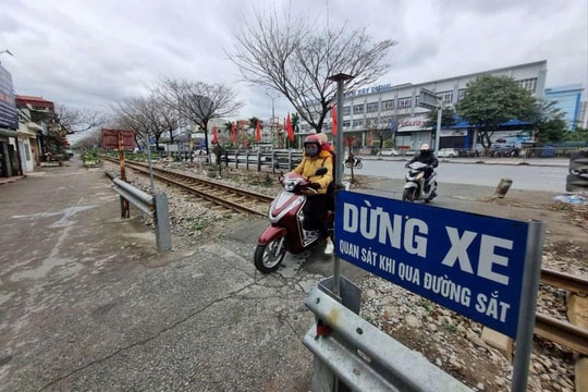 Thực hiện nghiêm quy định hành lang an toàn giao thông đường sắt