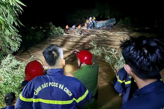 Xuyên đêm cứu người trong dòng nước lũ