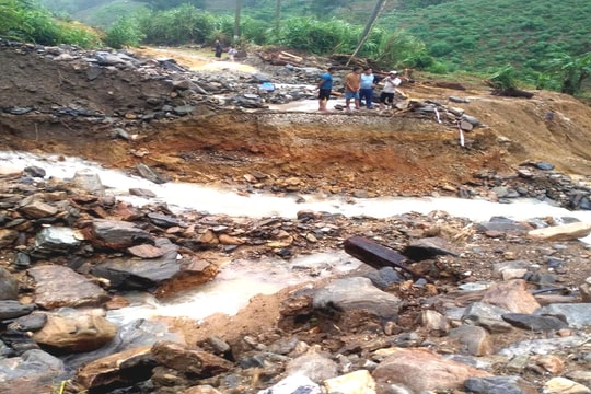 Nghệ An: Lũ quét cuốn trôi nhà, chia cắt giao thông