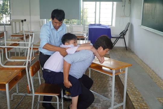 Nam sinh TP.HCM đi thi lớp 10 bằng xe lăn