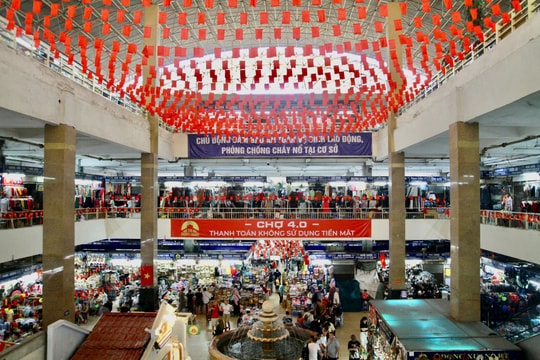 Chợ Đồng Xuân vẫn duy trì hoạt động nhộn nhịp