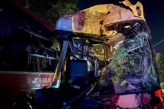 Tai nạn liên hoàn 3 xe khách khiến nhiều người bị thương