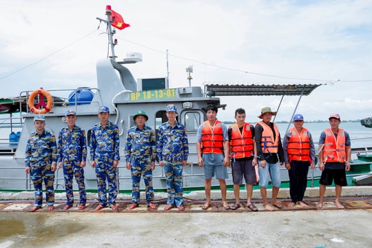 Cứu thành công 5 thuyền viên gặp nạn trên biển