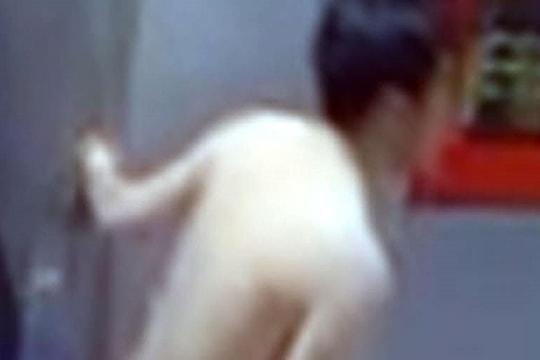 Người đàn ông “thoát y” đuổi theo cô gái đi xe máy trong đêm