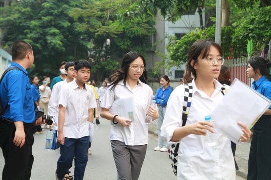 Hình ảnh các sĩ tử tại Hà Nội bước vào Kỳ thi tuyển sinh lớp 10