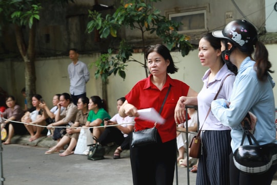 Hình ảnh phụ huynh chờ đợi thí sinh thi lớp 10 tại Hà Nội