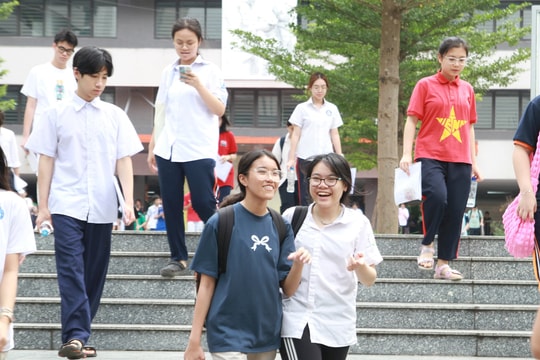 Niềm vui của các thí sinh hoàn thành bài thi môn Ngữ văn kỳ thi lớp 10 tại Hà Nội