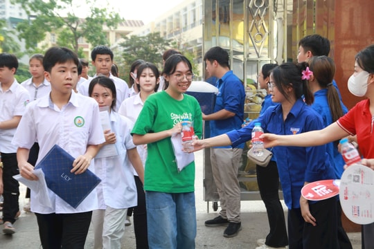 Hình ảnh thí sinh Hà Nội rạng rỡ sau thi môn Ngoại ngữ vào lớp 10