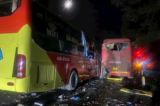 Tai nạn liên hoàn giữa 3 xe khách tại đường tránh Huế