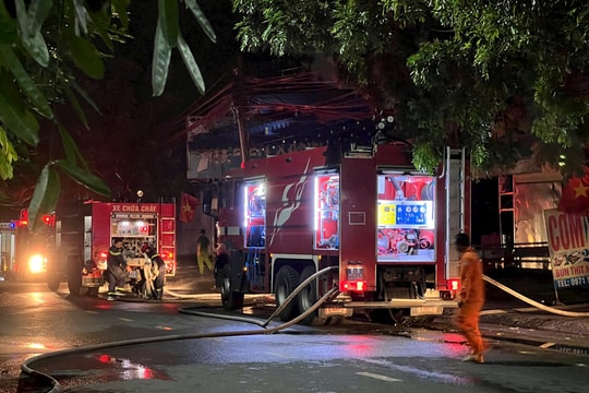 Cháy nhà hàng hải sản ở Bình Dương