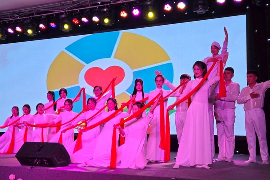 Bác sĩ tổ chức đêm nhạc kêu gọi suất ăn cho bệnh nhân nghèo