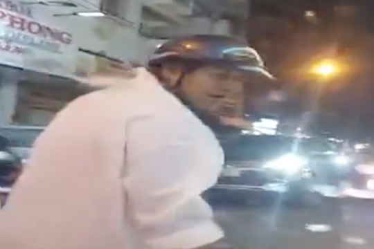 Người đàn ông đi xe máy chặn taxi đập phá, đòi hành hung tài xế