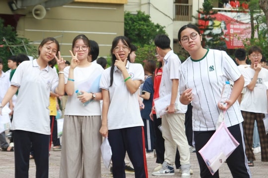 Không khí ngày thi thứ 2 Kỳ thi tuyển sinh lớp 10 công lập tại Hà Nội