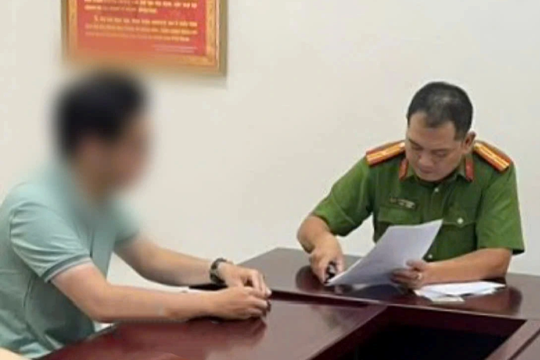 Danh tính nam thanh niên thoát y đuổi theo cô gái trong đêm