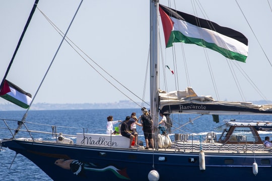 Israel chặn tàu cứu trợ chở Greta Thunberg đến Gaza