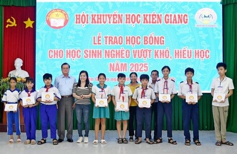 Trao 230 suất học bổng cho học sinh nghèo, hiếu học